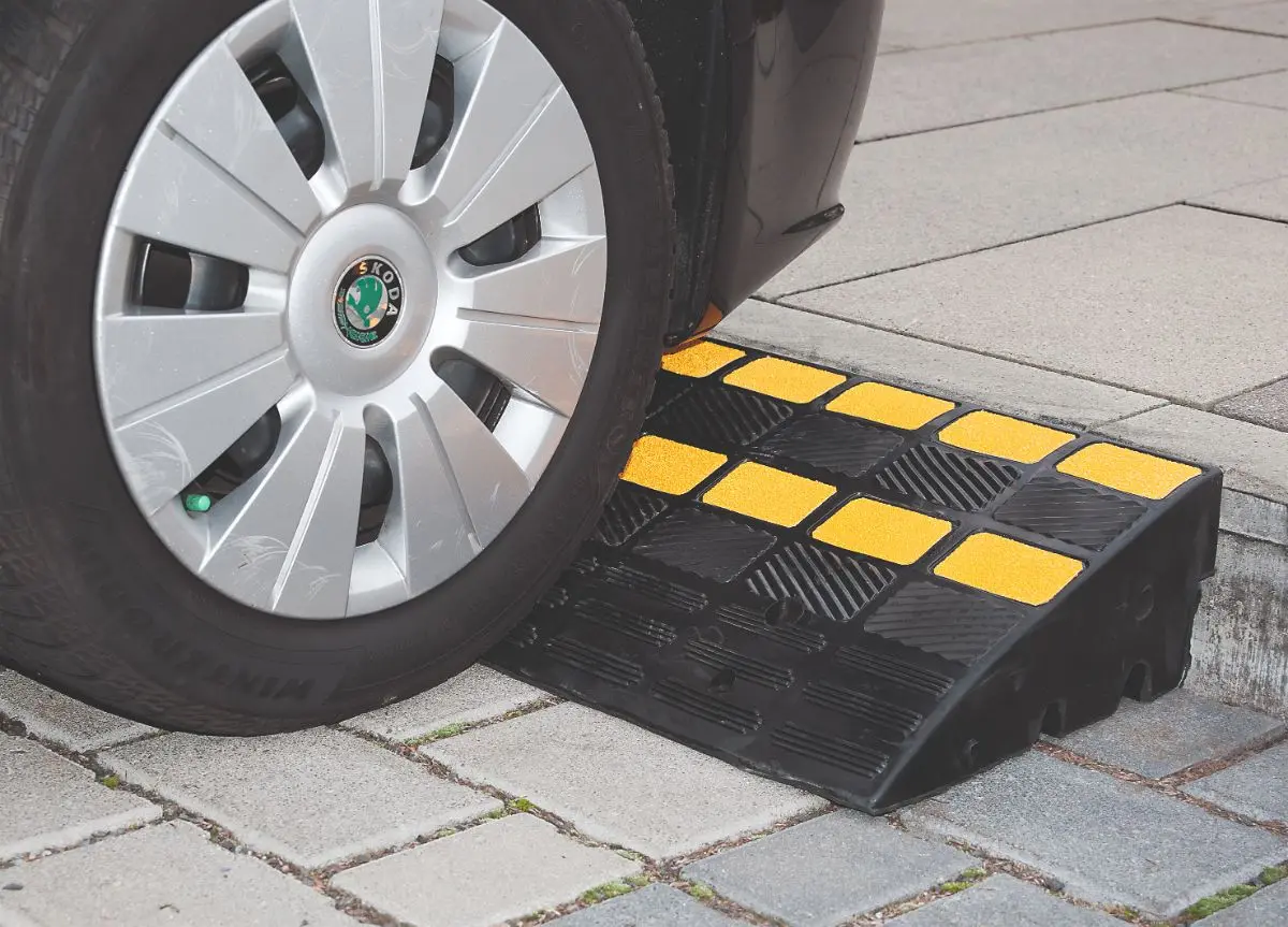Rubber Traffic Kerb Ramps For Cars 1