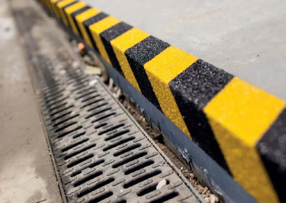 55Mm X 55Mm Anti-Slip Stair Nosing (Black / Yellow) 1
